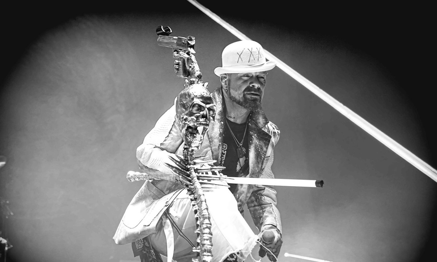 Frontmann Ivan Moody performt energiegeladen mit Mikrofon auf der Bühne der Festhalle Frankfurt.