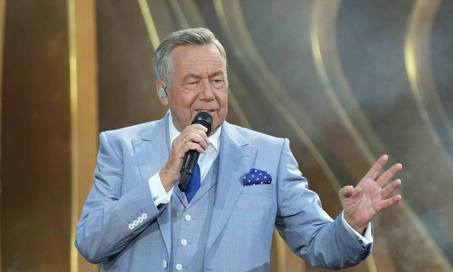 Roland Kaiser live bei seiner 50 Jahre – 50 Hits Tour 2024 im Deutsche Bank Park Frankfurt