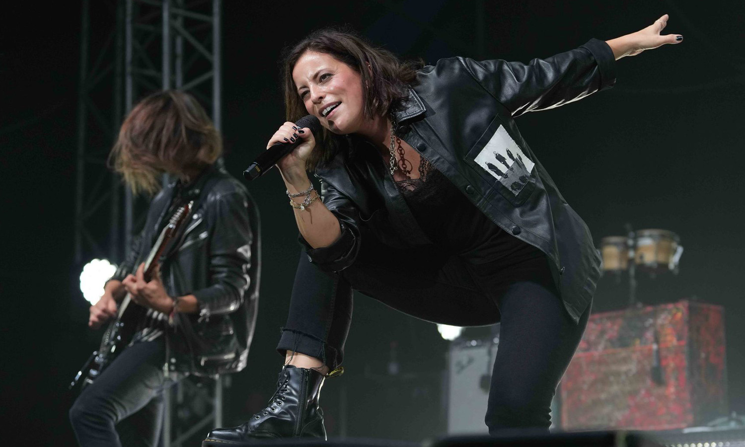 Stefanie Kloß von Silbermond singt voller Energie und Leidenschaft auf der Bühne des Zeltfestivals Rhein-Neckar.