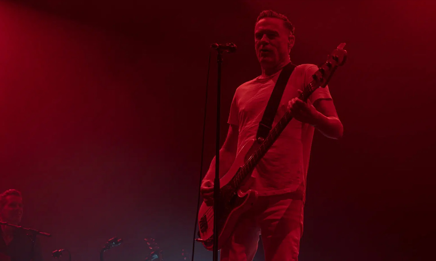 Bryan Adams singt und spielt Gitarre live auf der Bühne der Festhalle Frankfurt.