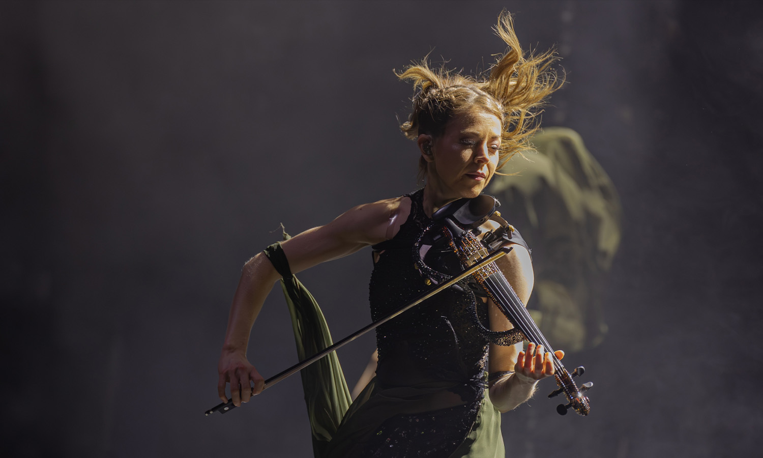 Lindsey Stirling performt tanzend mit ihrer Violine live auf der spektakulären Bühne in der Festhalle Frankfurt.