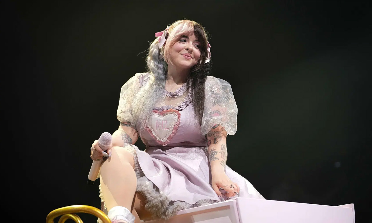 Melanie Martinez performt aufwendig inszeniert live auf der Bühne der Festhalle Frankfurt.