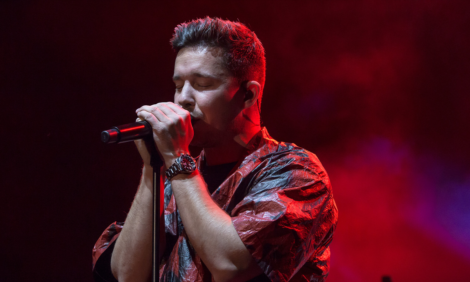 Nico Santos performt live am Mikrofon auf der Bühne der Jahrhunderthalle in Frankfurt.