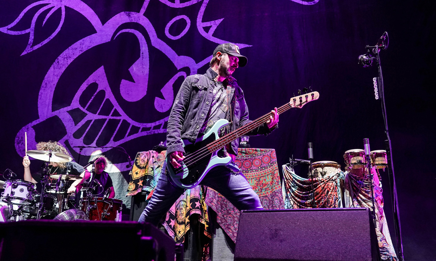 Chris Robertson von Black Stone Cherry performt leidenschaftlich mit seiner Gitarre live in der Batschkapp Frankfurt.