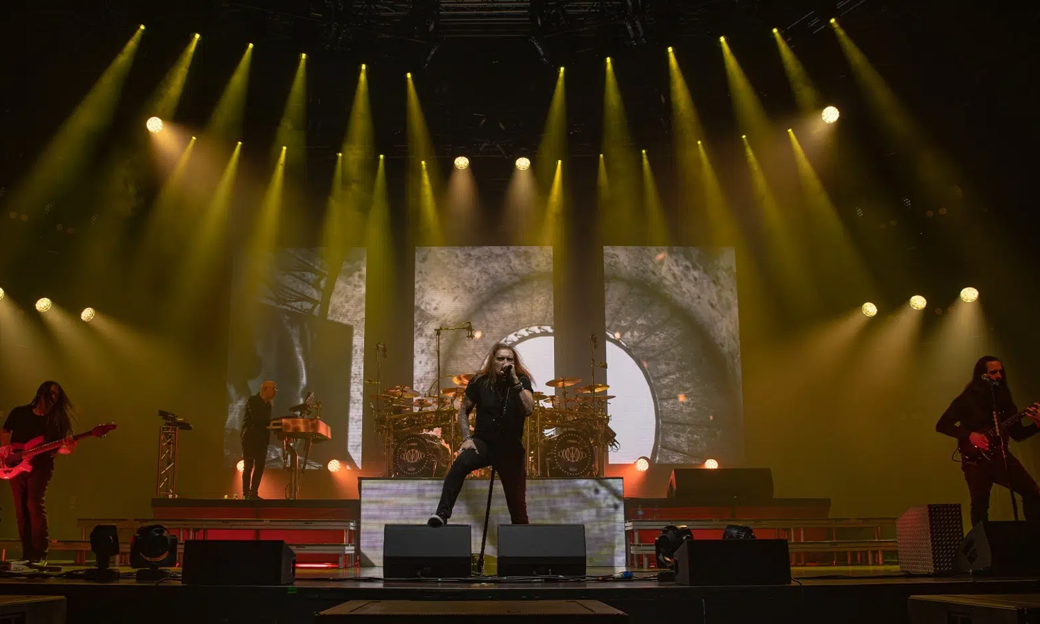 John Petrucci und Mike Portnoy performen virtuos und energiegeladen live auf der Bühne der Jahrhunderthalle Frankfurt.