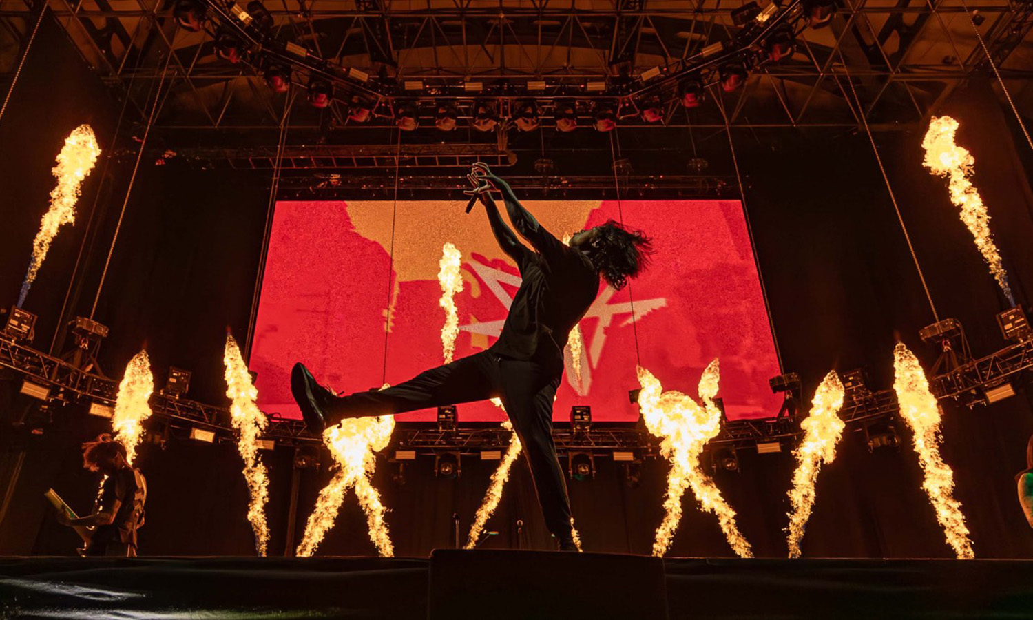 Ronnie Radke und Falling In Reverse performen energiegeladen auf der spektakulären Bühne in der Festhalle Frankfurt.