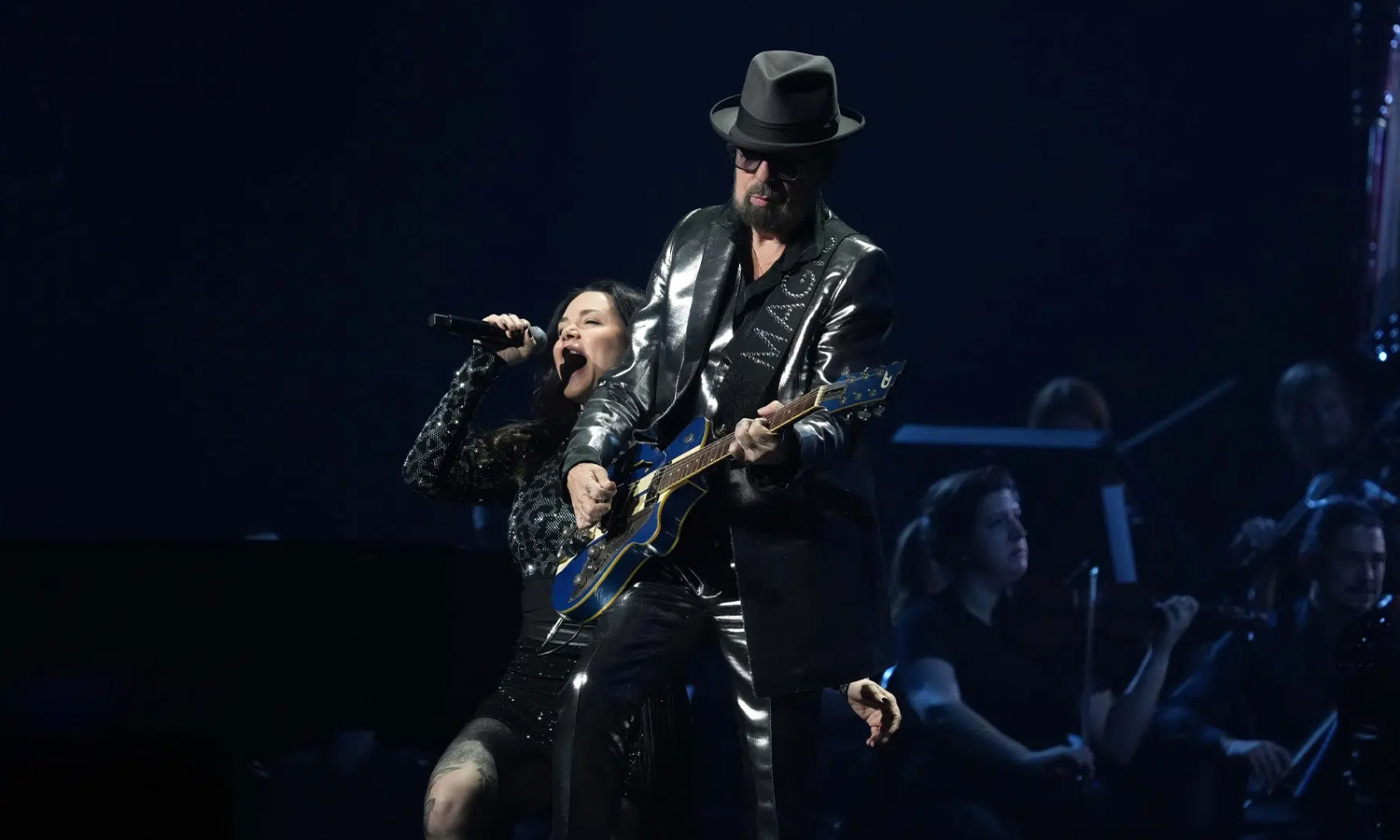 Orchester und Künstler performen live im spektakulären Lichtkegel bei der Night of the Proms in der SAP Arena Mannheim.