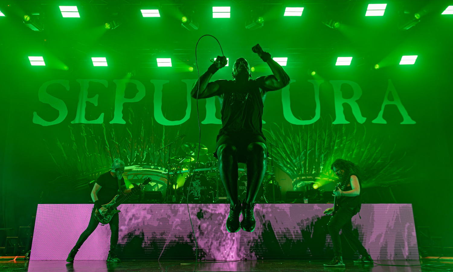 Derrick Green und Sepultura performen kraftvoll auf der Bühne bei ihrer Abschiedstour in der Stadthalle Offenbach.