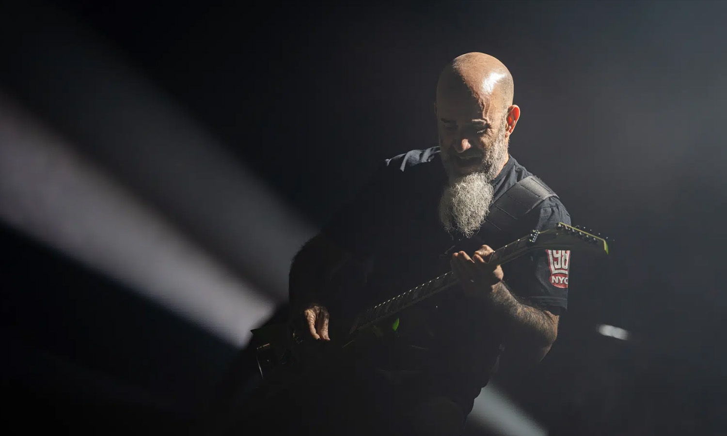 Mille von Kreator performt mit Gitarre energiegeladen live auf der Bühne der Schleyerhalle in Stuttgart.