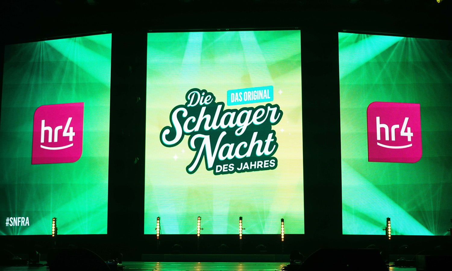 Ausgelassene Stimmung und jubelnde Fans im Konfettiregen bei der Schlagernacht des Jahres in der Festhalle Frankfurt.