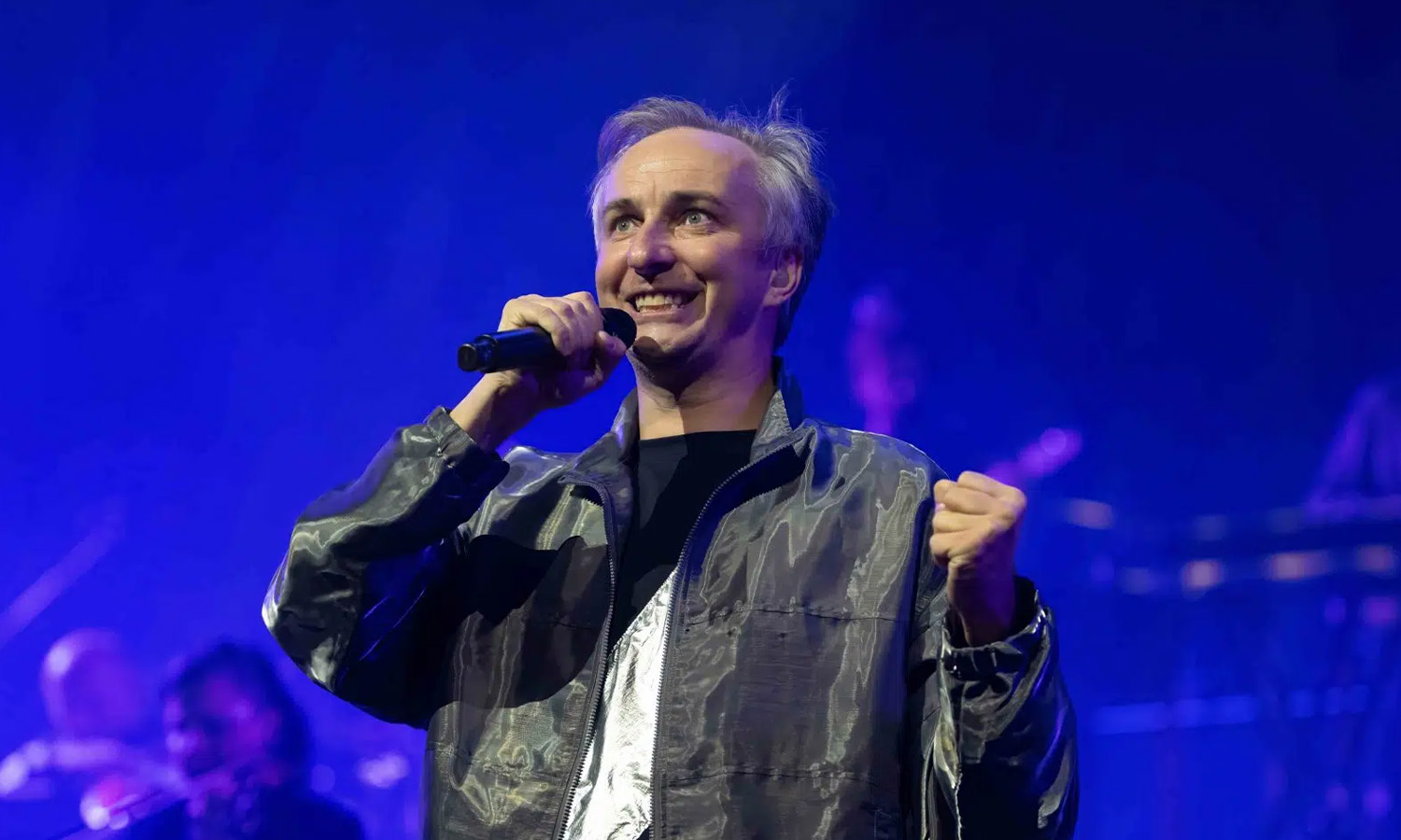 Jan Böhmermann performt live mit dem Rundfunk-Tanzorchester Ehrenfeld (RTOE) auf der Bühne der Jahrhunderthalle Frankfurt.