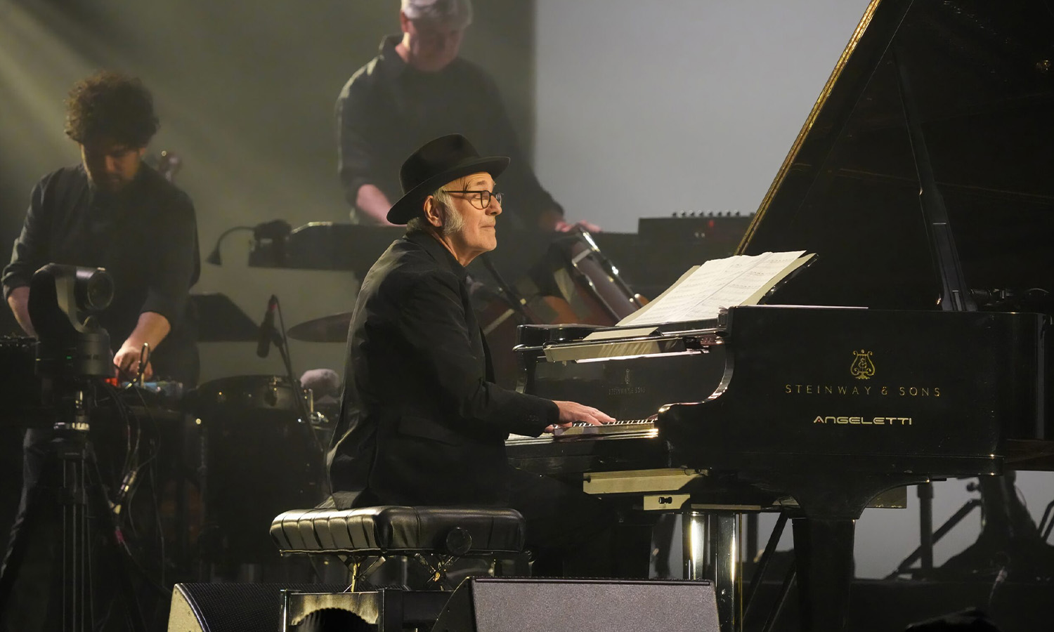 Ludovico Einaudi live in der ausverkauften SAP Arena Mannheim mit emotionaler Klavierperformance und begeistertem Publikum