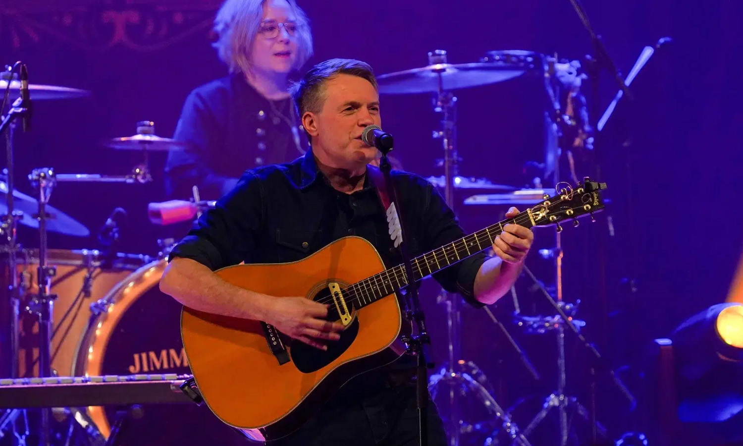 Jimmy Kelly singt und spielt energiegeladen mit seinem Streetorchestra live auf der Bühne.