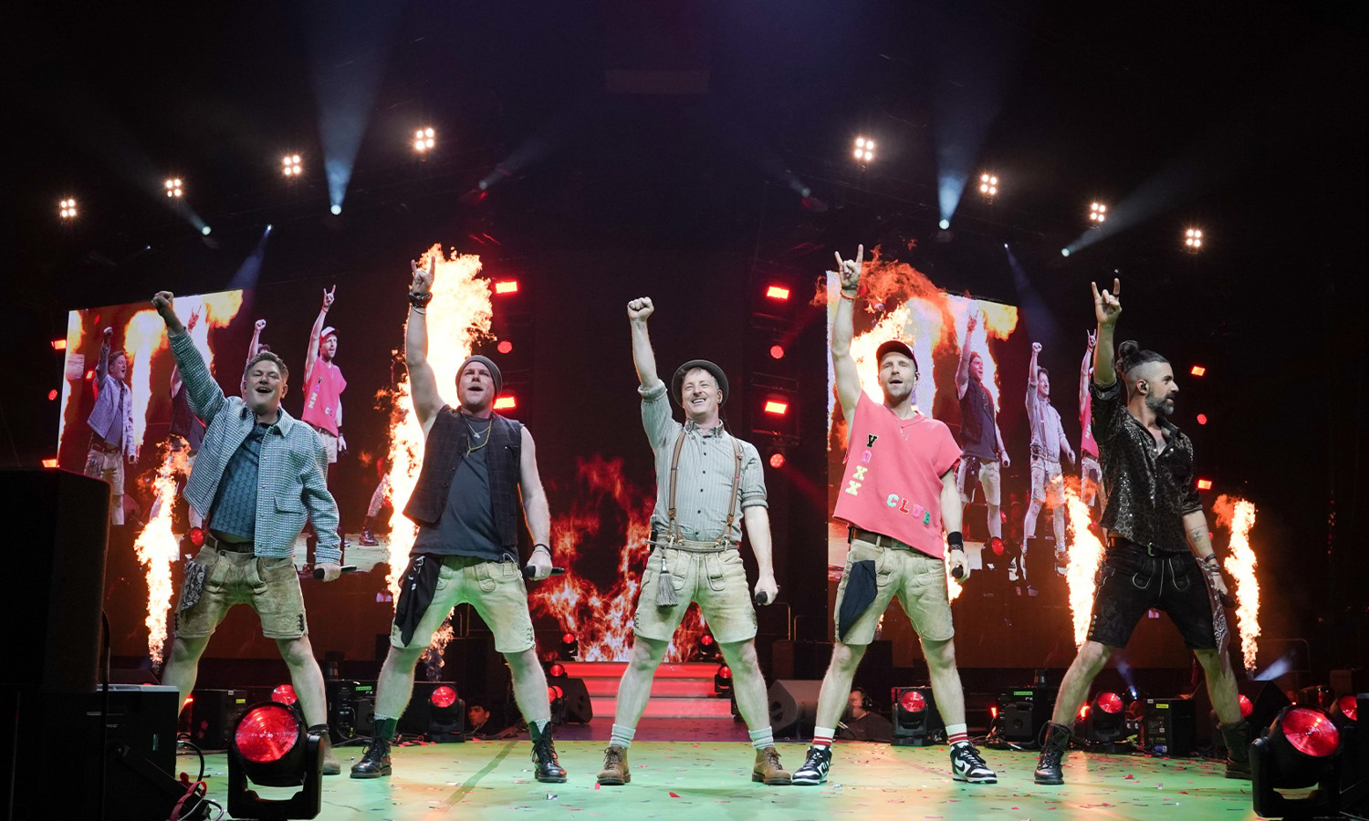 Künstler performen live auf der großen Bühne der Schlagernacht des Jahres vor zehntausenden Fans in der SAP Arena Mannheim.
