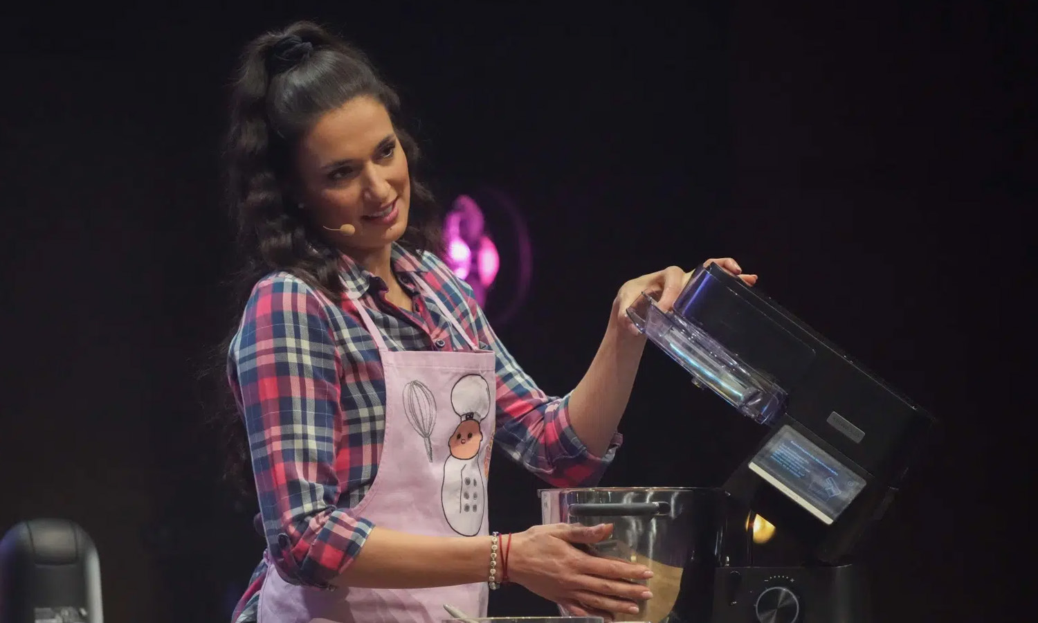 Sally steht strahlend auf der Bühne des Mannheimer Rosengartens und moderiert ihre Show, während Comedian Bülent Ceylan als Überraschungsgast neben ihr steht und das Publikum applaudiert.