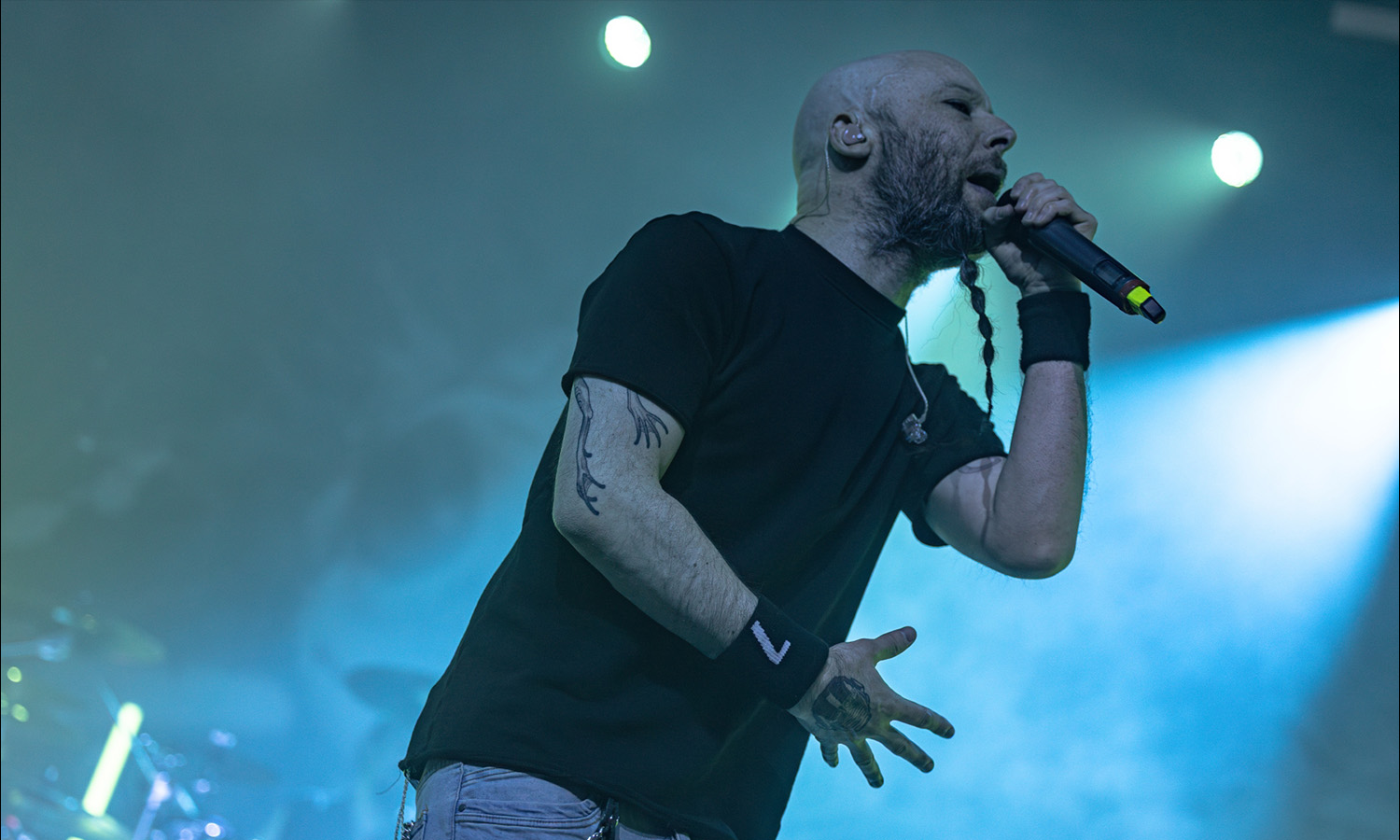 Leo Moracchioli und seine Band Frog Leap performen live auf der Bühne des Schlachthofs Wiesbaden unter buntem Konzertlicht vor begeistertem Publikum.
