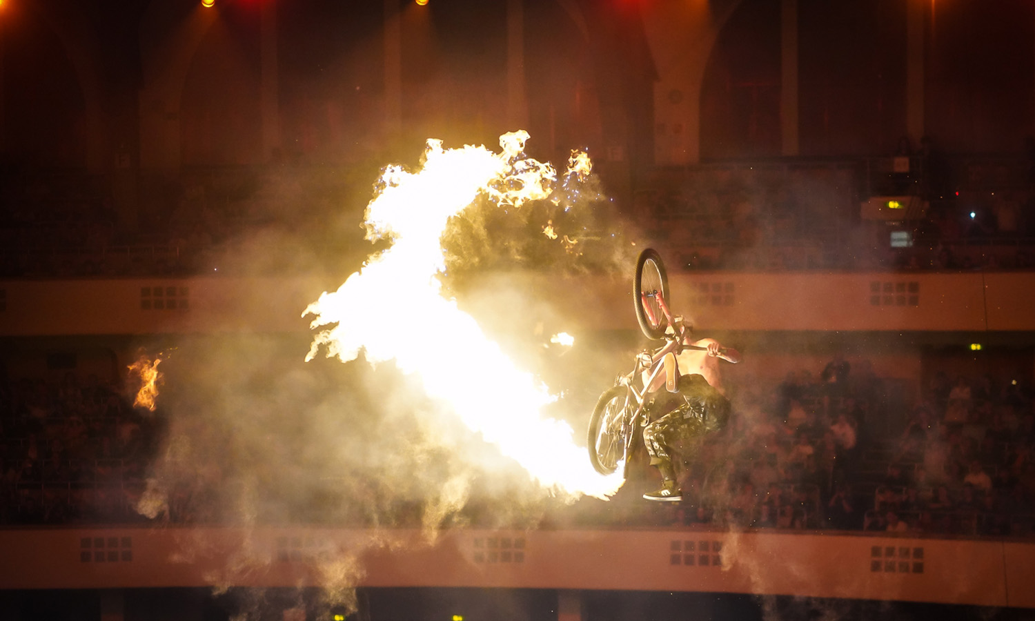 Motocross-Fahrer zeigen spektakuläre Sprünge und eine Feuershow in der Festhalle Frankfurt bei Masters Of Dirt.