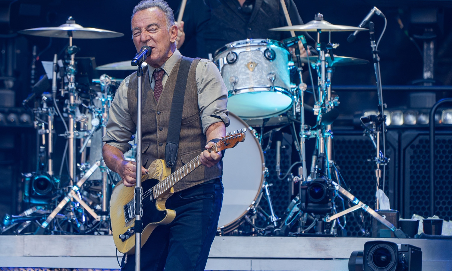 Rock-Legende Bruce Springsteen singt und spielt leidenschaftlich Gitarre vor ausgebuchtem Stadion im Deutsche Bank Park Frankfurt.
