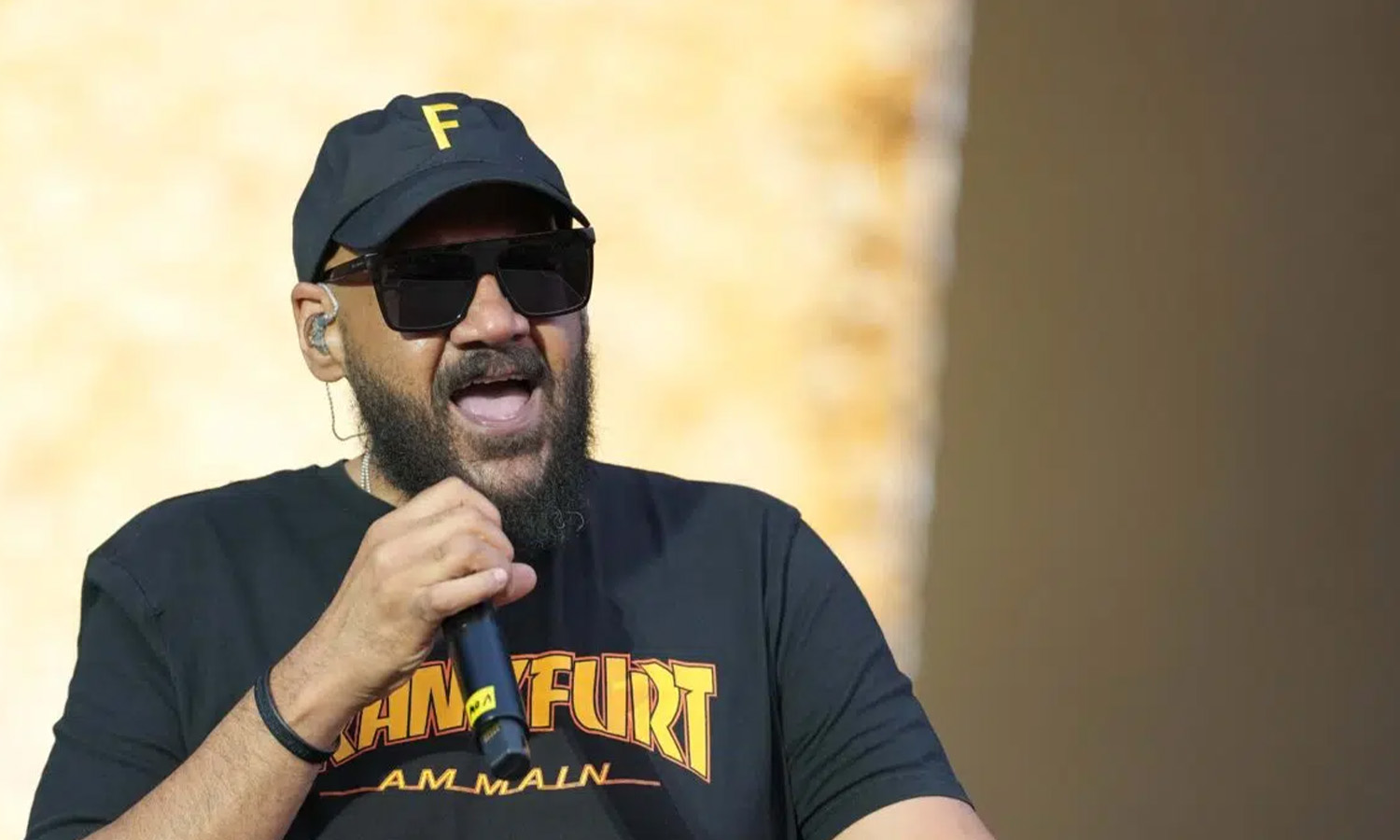 Rap-Legende Moses Pelham performt bei seinem letzten Konzert auf dem Hessentag in Bad Vilbel hochemotional auf der Bühne.