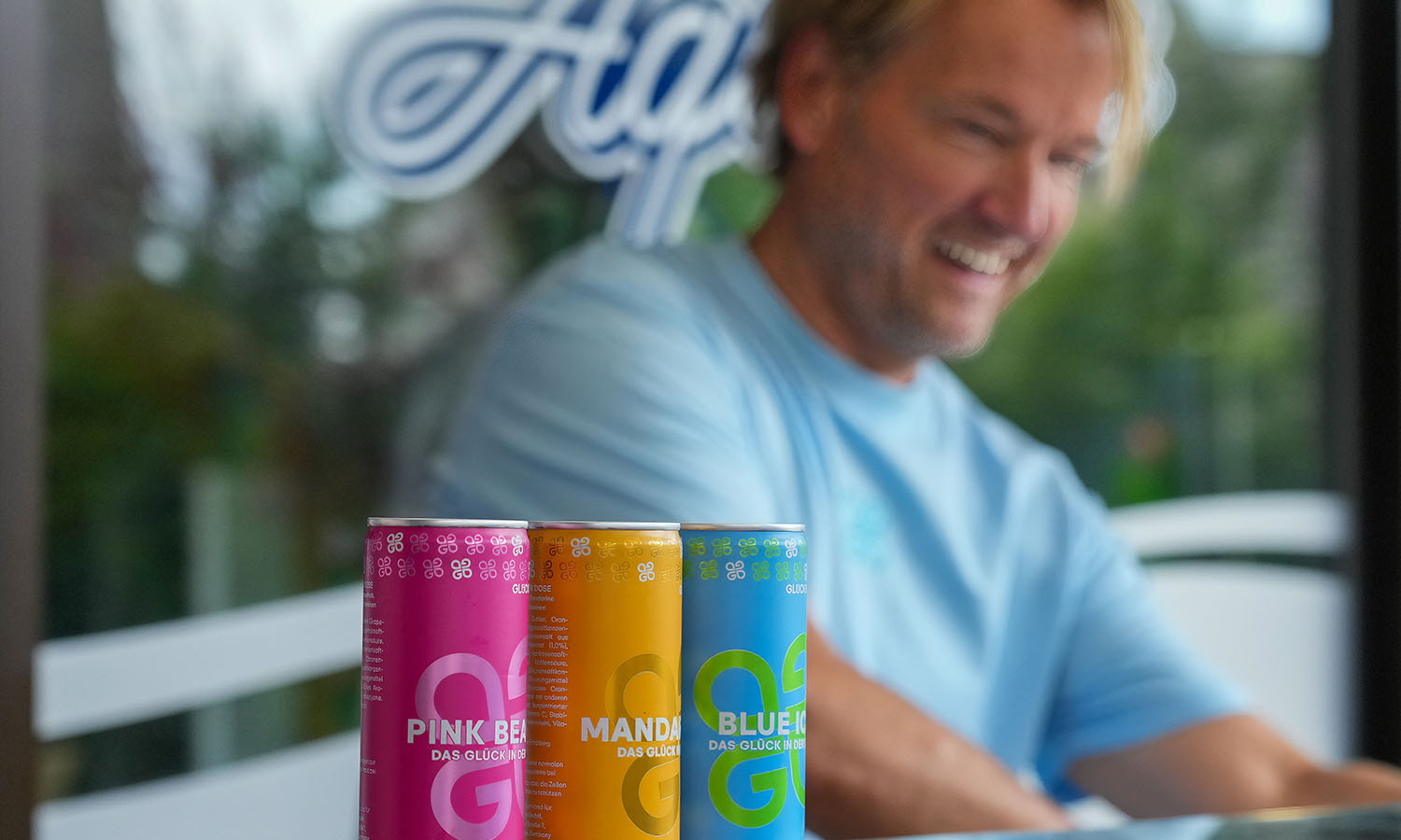 Besucher genießen Eis bei der Aktion Eis für die Region zum GLÜCKSGEFÜHLE Festival in Hockenheim