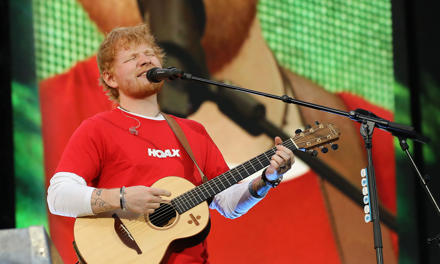 Ed Sheeran live in der ausverkauften MHP Arena Stuttgart mit großer Bühnenshow und begeisterten Fans