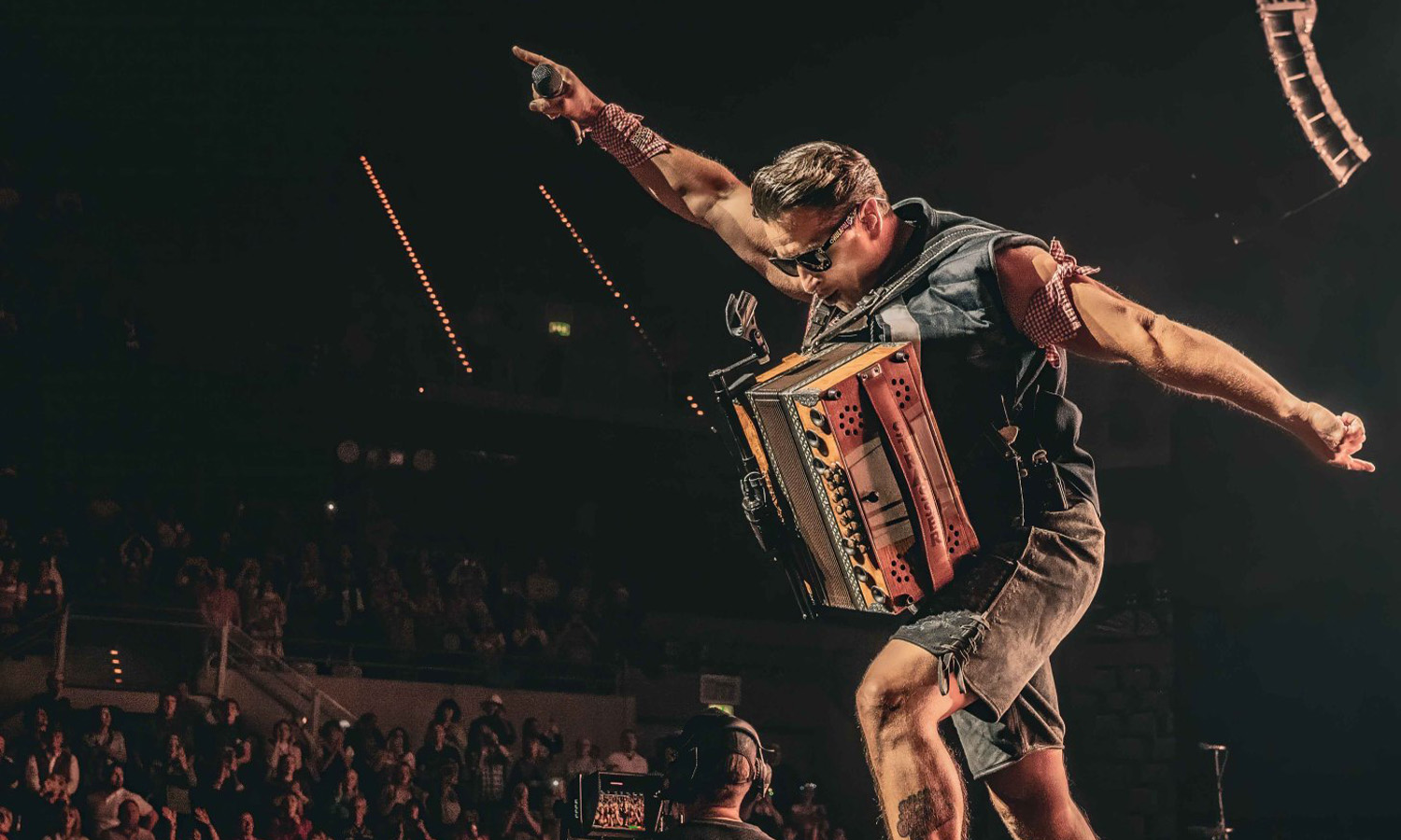Andreas Gabalier live vor 10.000 Fans in der SAP Arena Mannheim mit Volks-Rock’n’Roll, großer Bühnenshow und begeistertem Publikum