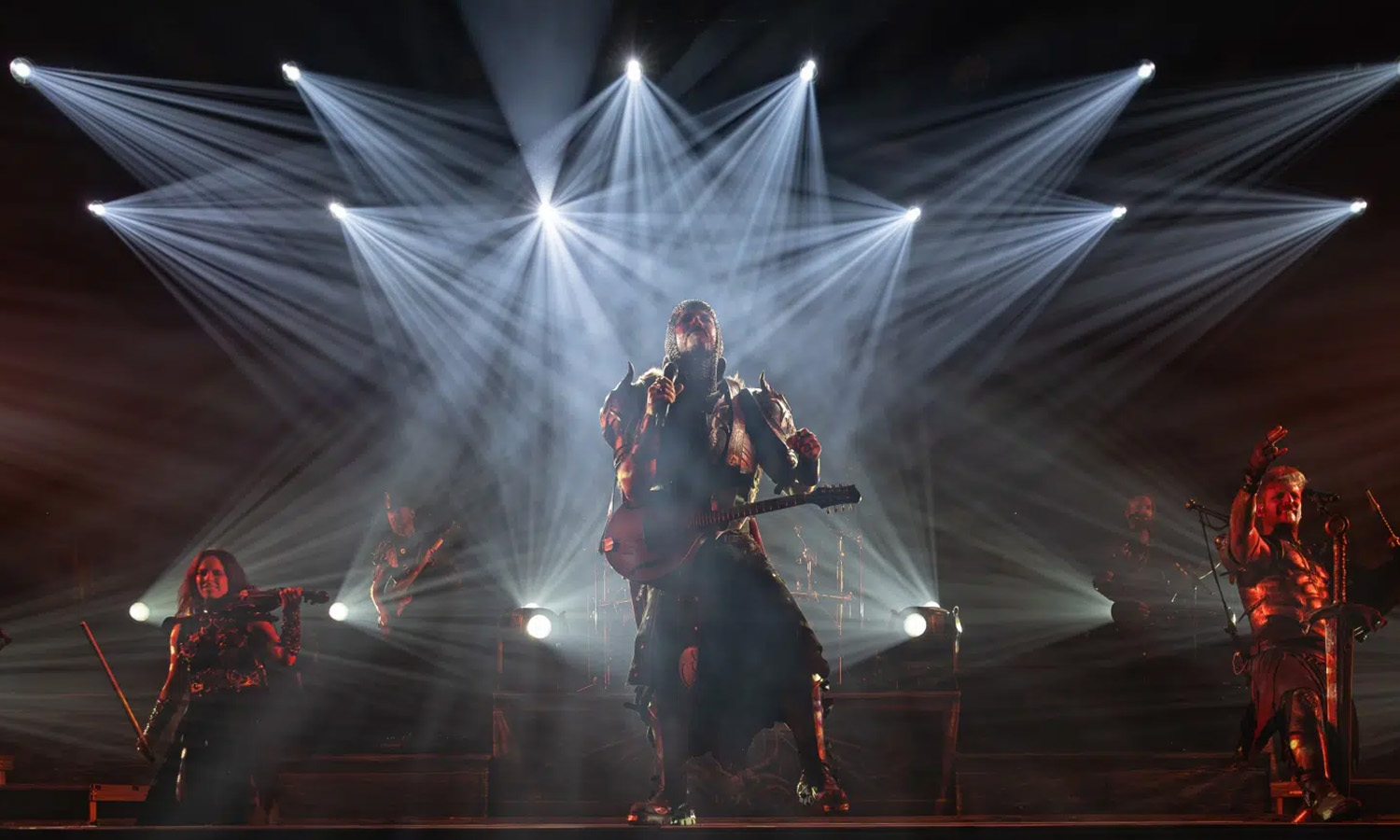 Feuerschwanz und Lord of the Lost live bei der „LORDS OF FYRE“-Tour in Offenbach mit spektakulärer Metal-Show, Feuerinszenierung und begeisterten Fans