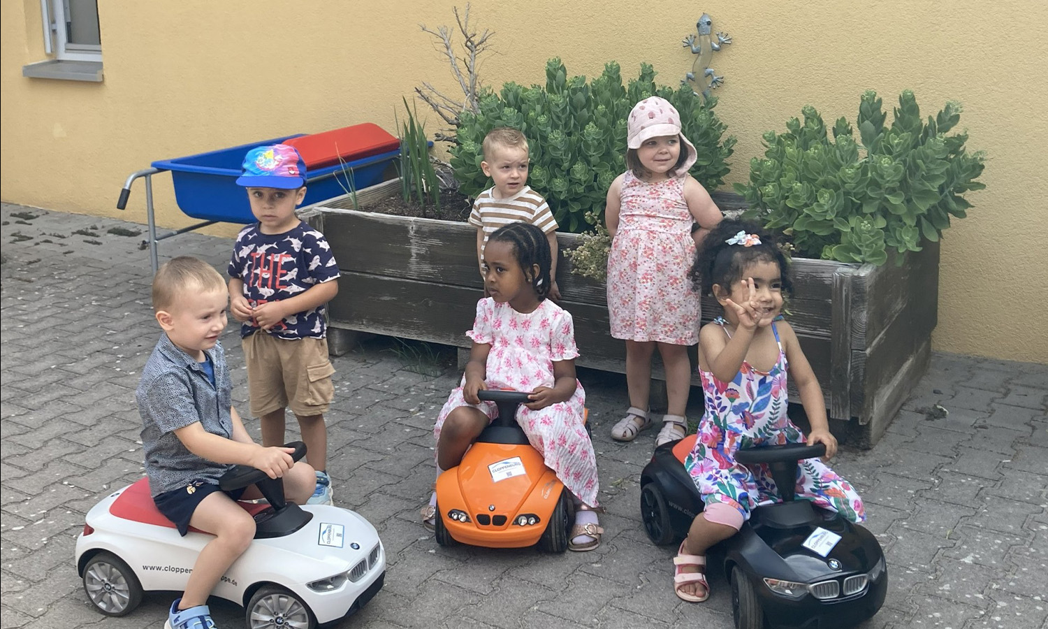 Strahlende Kinderaugen: Alzeyer Kitas fahren jetzt BMW