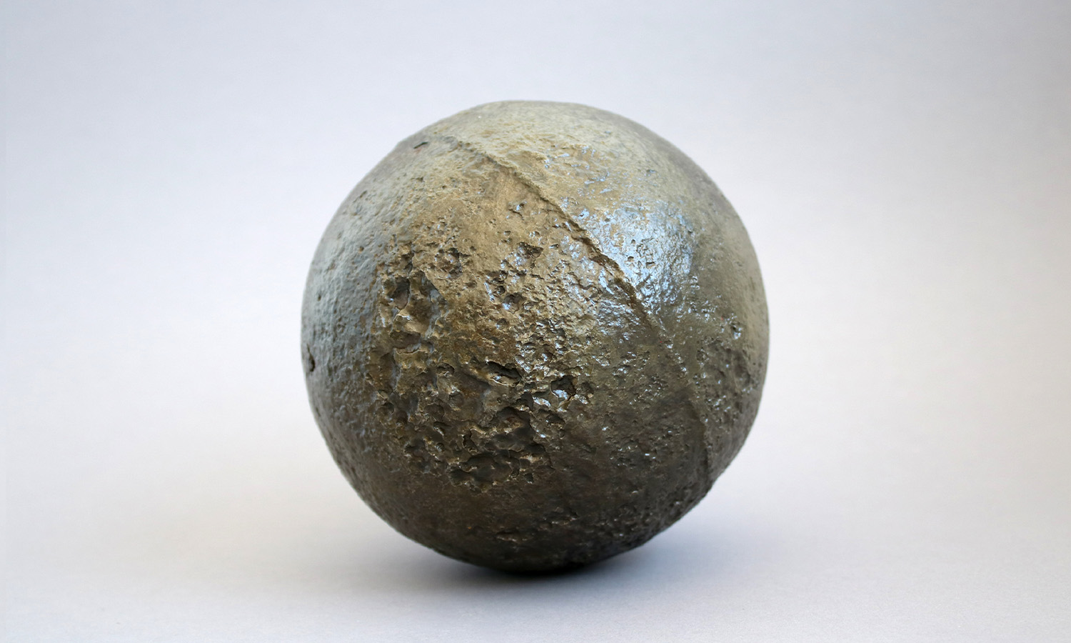 Gusseiserne Kanonenkugel aus der Festungszeit Frankenthals als Objekt des Monats August 2026 im Erkenbert-Museum