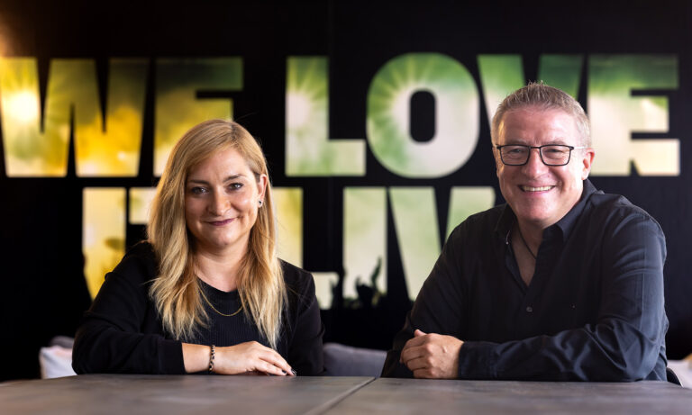 Melanie Becker und Christian Doll, Geschäftsführer von C2 Concerts, bei einem offiziellen Fototermin
