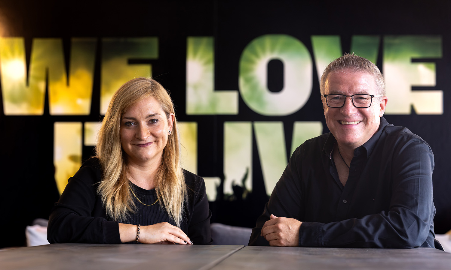 Melanie Becker und Christian Doll, Geschäftsführer von C2 Concerts, bei einem offiziellen Fototermin