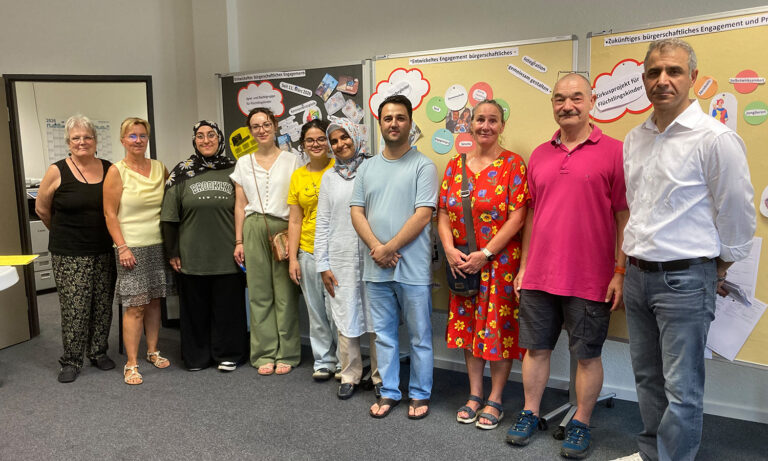 Haupt- und Ehrenamtliche der Flüchtlingshilfe Frankenthal tauschen sich bei einem gemeinsamen Treffen aus