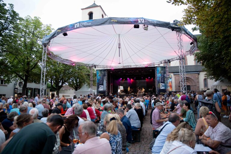 Worms: Jazz & Joy 2026 mit vier Open-Air-Bühnen rund um den Wormser Dom und Konzerten aus Jazz, Rock, Pop, Funk und Soul