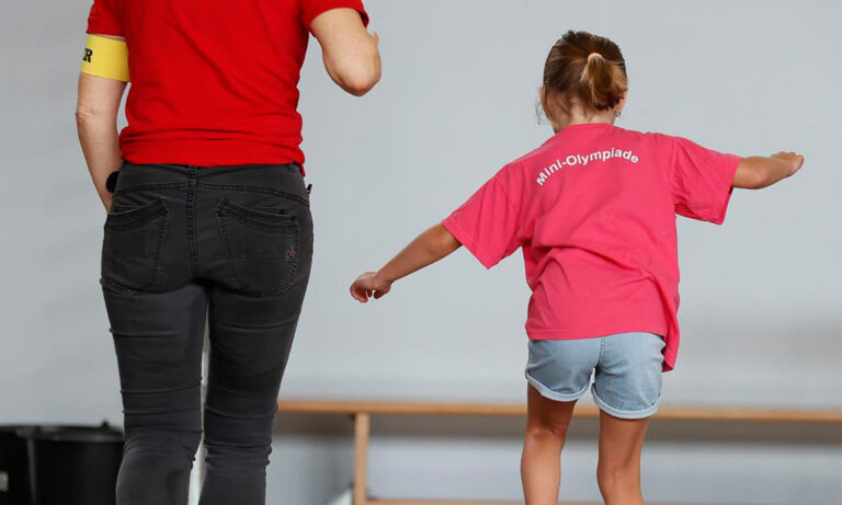 Hinweisschilder zur Umleitung für die Mini-Olympiade am VT-Sportplatz und an der Sporthalle in Frankenthal