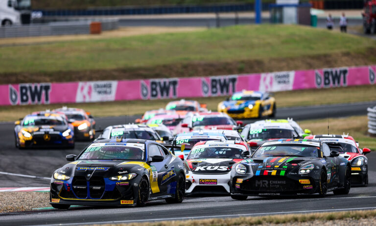 Rennfahrzeuge der ADAC GT4 Germany 2026 auf dem Nürburgring beim Start in die zweite Saisonhälfte