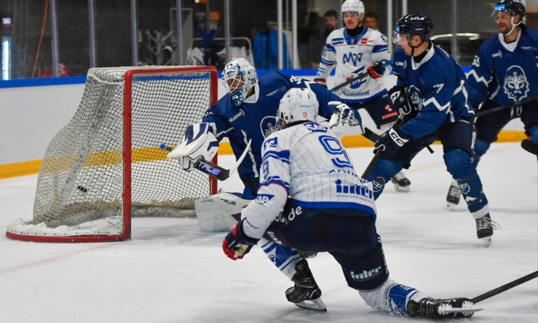 Spielszene zwischen den Adler Mannheim und Rytíři Kladno bei den Herisau Ice Hockey Classics 2026