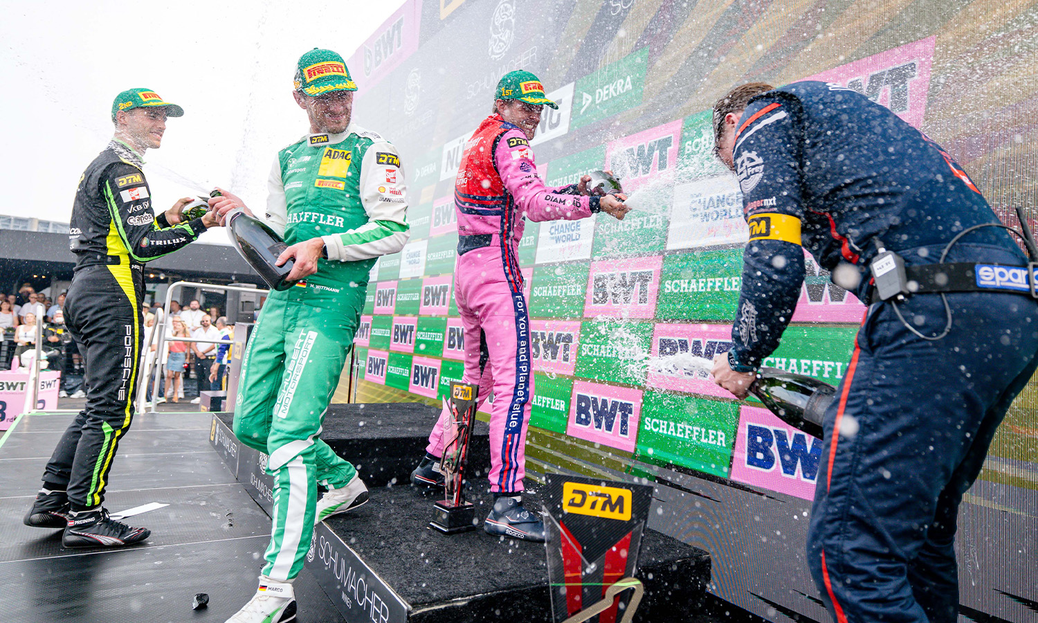 Ferrari-Pilot Matteo Cairoli gewinnt den elften DTM-Meisterschaftslauf 2026 am Nürburgring vor Thomas Preining