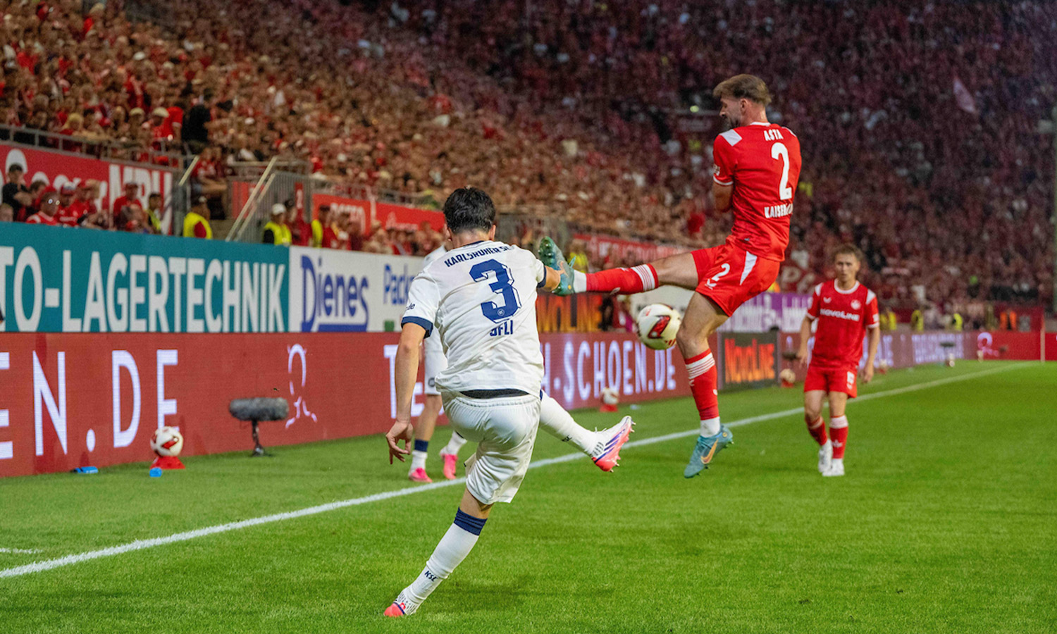 Spielszene beim Südwestderby zwischen dem 1. FC Kaiserslautern und dem Karlsruher SC im Fritz-Walter-Stadion