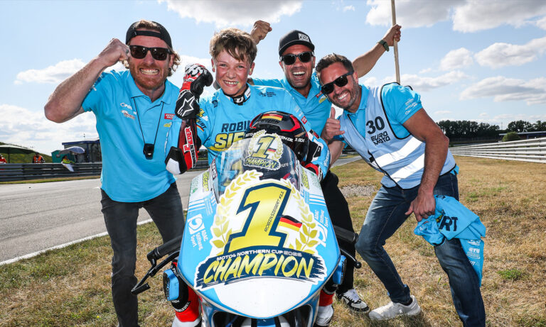 Robin Siegert feiert den Titelgewinn im Moto4 Northern Cup 2026 nach einem perfekten Rennwochenende in Oschersleben