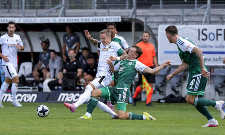 Spielszene zwischen dem SV Sandhausen und dem FC 08 Homburg am 22. August 2026 im Stadion am Hardtwald