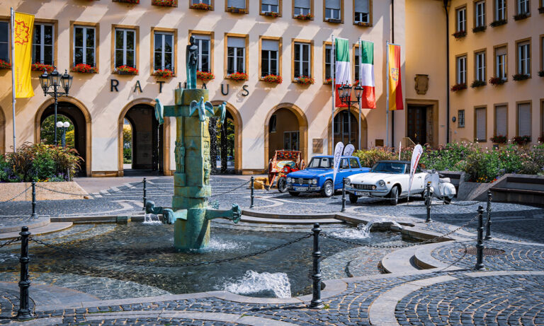 Besucher tanzen und feiern bei der Serata Italiana 2026 auf dem Rathausplatz in Frankenthal.