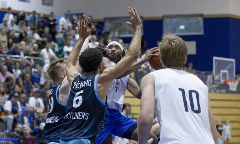Spielszene zwischen den SKYLINERS Frankfurt und den MLP Academics Heidelberg am 29. August 2026 im Basketball City Mainhattan