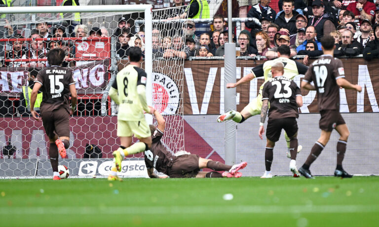 Spielszene zwischen dem FC St. Pauli und dem 1. FC Kaiserslautern am 30. August 2026 im Millerntor-Stadion