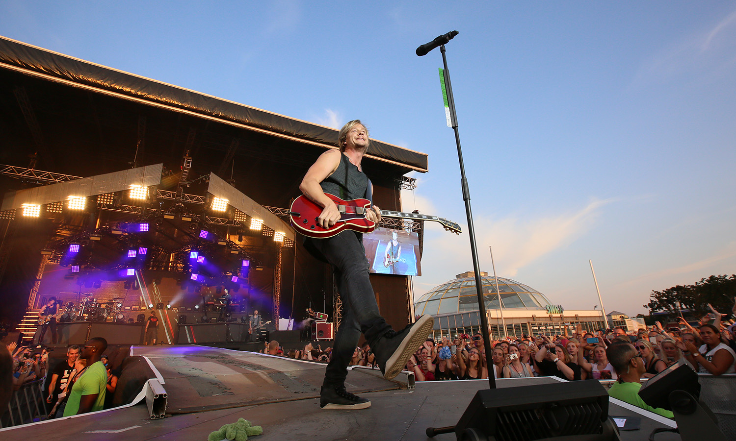 Samu Haber mit Sunrise Avenue am 22. August 2015 live vor rund 14.000 Fans auf dem Maimarkt Mannheim