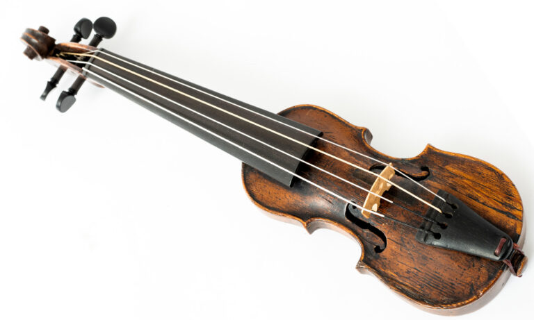 Historische Tanzmeistergeige aus dem Jahr 1747 als Objekt des Monats September im Museum der Stadt Schwetzingen