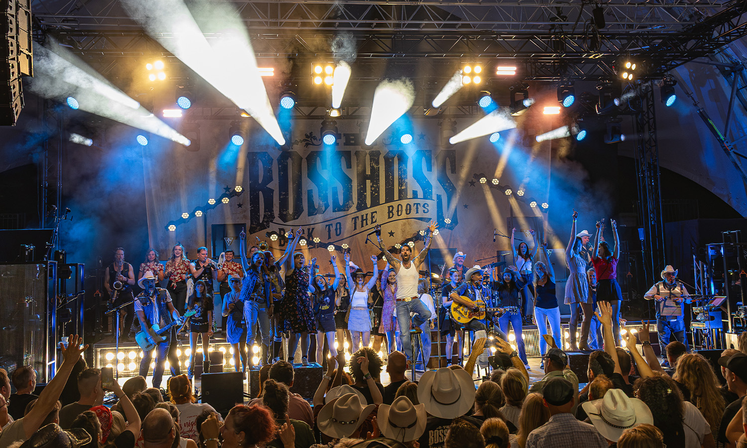 The BossHoss bei ihrer „Back to the Boots“-Show 2026 im ausverkauften Amphitheater Hanau