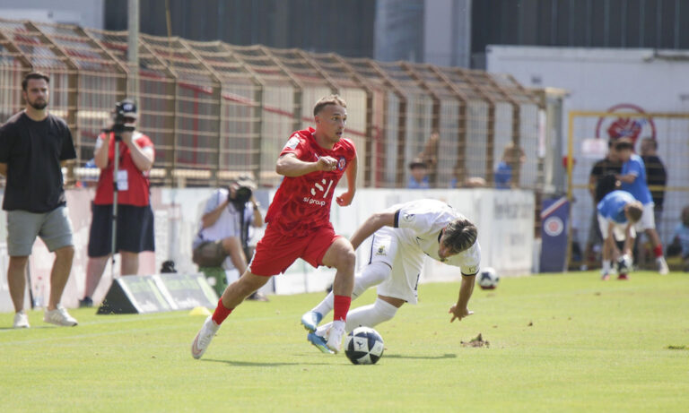 Spielszene zwischen dem VfR Mannheim und Eintracht Trier am 16. August 2026 im Rhein-Neckar-Stadion Mannheim