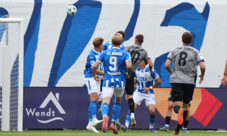 Spielszene zwischen Hansa Rostock und dem SV Waldhof Mannheim am 16. August 2026 im Ostseestadion