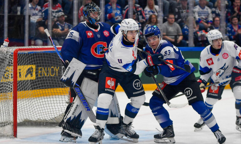 Spielszene zwischen HC Fribourg-Gottéron und den Adler Mannheim am 13. September 2026 in der BCF Arena