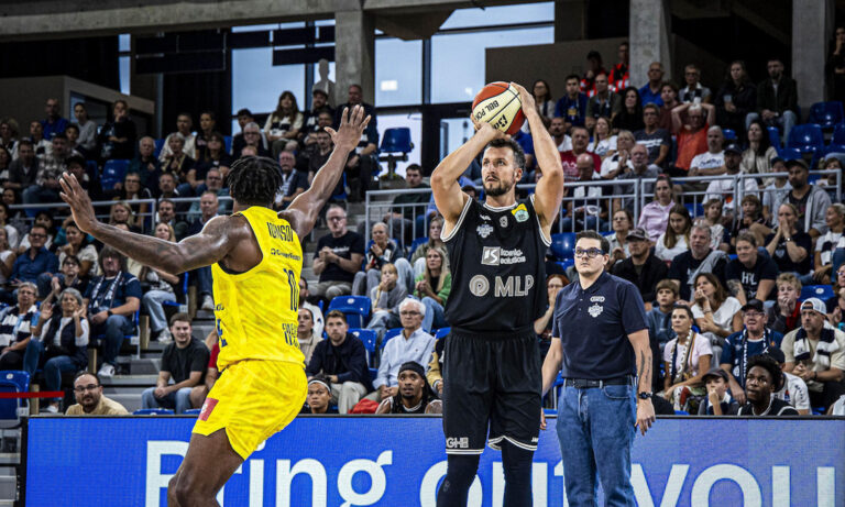 Spielszene zwischen den MLP Academics Heidelberg und den EWE Baskets Oldenburg am 13. September 2026 im SNP dome